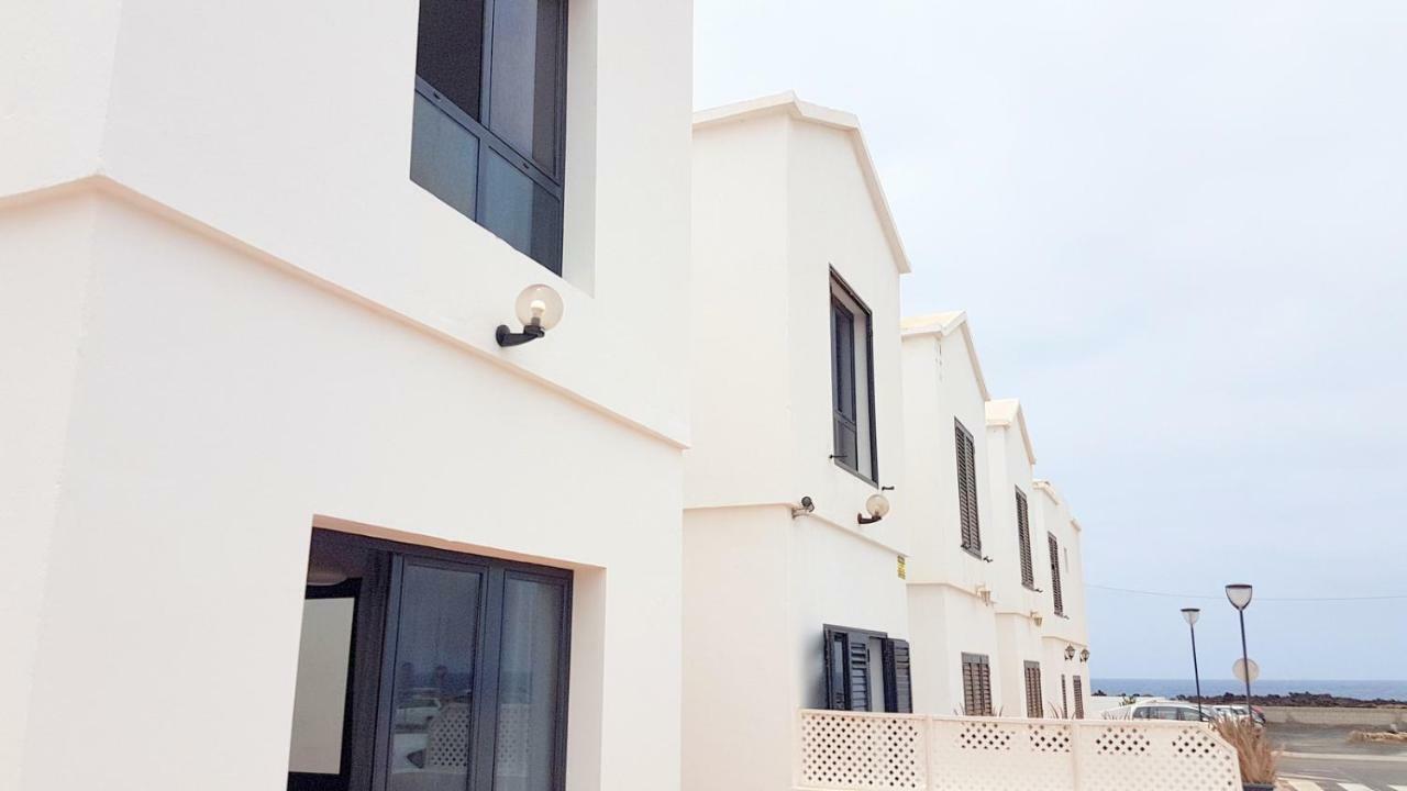 The White House Villa Orzola Buitenkant foto
